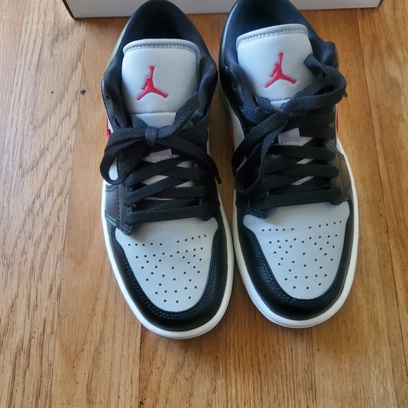 Womans Air Jordan Retro 1 Low Grey Gym Red Sneakers, Size 7 - Picture 3 of 5